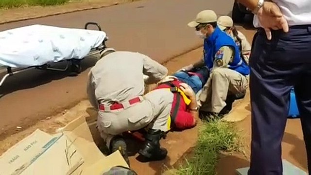 Homem fica ferido após colisão entre carro e moto na Avenida Piquiri