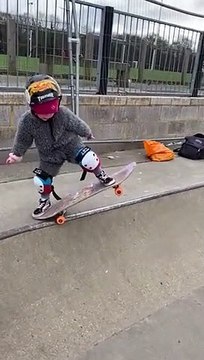 3 ans, elle maîtrise son skateboard au skatepark !