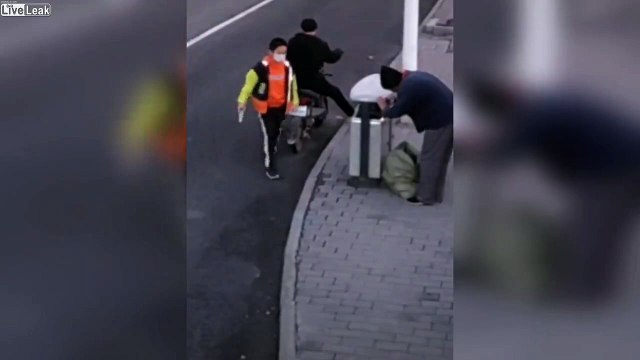 Il donne un masque à un sans abri en Chine pour le Coronavirus !