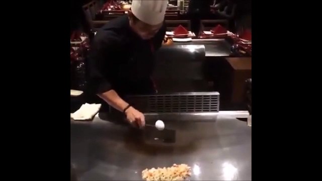 Ce chef cuisinier japonais s'amuse avec un oeuf et un couteau