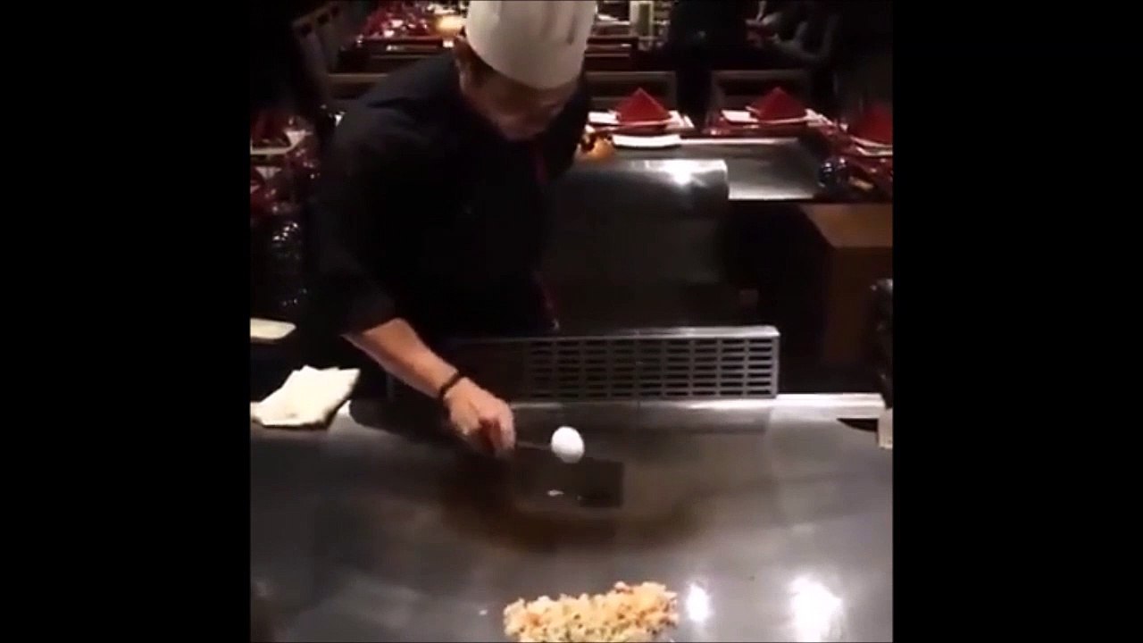 Ce chef cuisinier japonais s'amuse avec un oeuf et un couteau