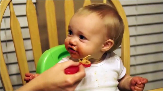 Bébé magicien : il réussit un tour avec un Spaghetti