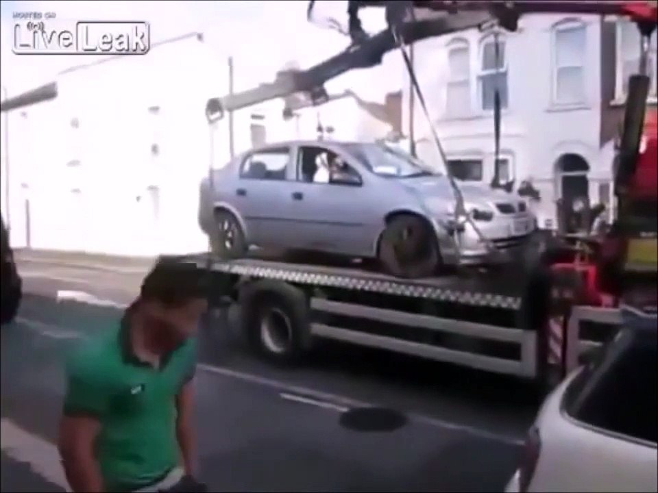 Il réussit à s’échapper du camion de la fourrière avec sa voiture