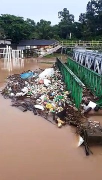 Geladeira e caixa d'água em canal de Vila Velha