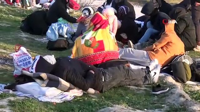 Sınır hattında ateş yakarak ısınmaya çalışıyorlar