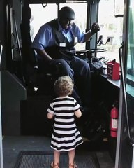 Otobüste çalan şarkıya dansıyla eşlik eden ufaklık ve onunla birlikte eğlenen şoför