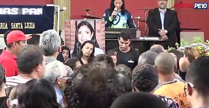Emoção e homenagens marcam velório e enterro da jovem Flavia Rafaele em Palmares