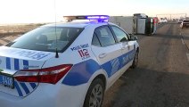Aksaray’da kamyonet refüje devrildi: 1 yaralı