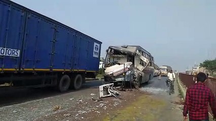 इटावाः बस और ट्रक की जोरदार टक्कर से 10 यात्री घायल