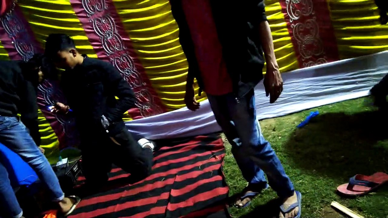 Boy is dancing in bhojpuri song while working