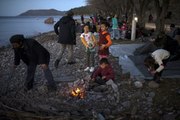Yunanistan'nın Midilli adasına geçen göçmenler aşırı sağcılarla karşılaşmamak için sahilde sabahlıyor