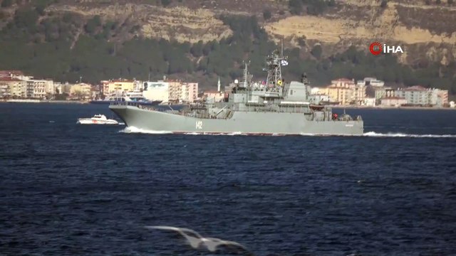 Rus savaş gemisi 2 Türk sahil güvenlik botu refakatinde Çanakkale Boğazı’ndan geçti