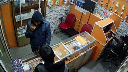 Çocuk çalışanı yumruklayıp, dükkandan çaldığı telefonu böyle kaçırdı