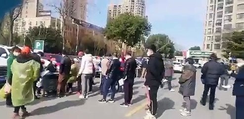 Koronavirüs'ün yayıldığı Çin'de yaşam: Maske satın almak isteyenler uzun kuyruklar oluşturuyor