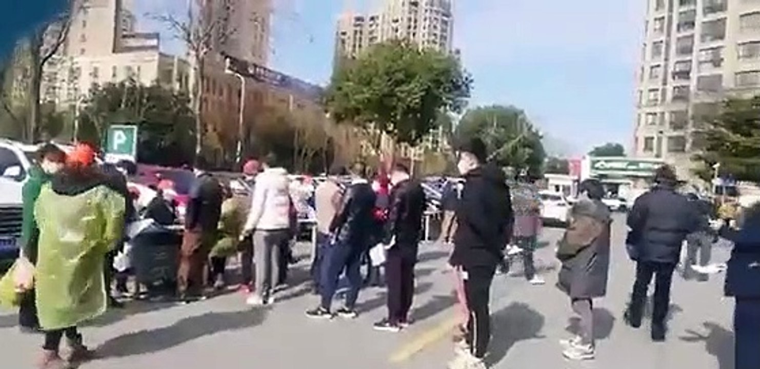 Koronavirüs'ün yayıldığı Çin'de yaşam: Maske satın almak isteyenler uzun kuyruklar oluşturuyor