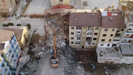 Elazığ'da depremin ardından ağır hasar alan bin 159 yapı yıkıldı