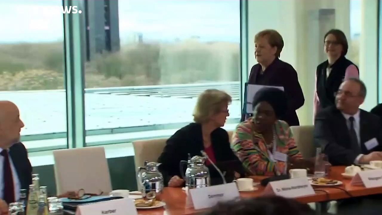 Nein, kein Händeschütteln - Merkel-Video geht viral