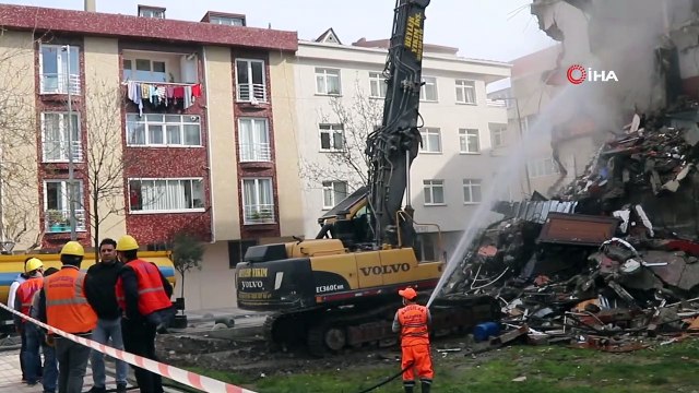 Bağcılar’daki tehlikeli binalar kontrollü olarak yıkılıyor
