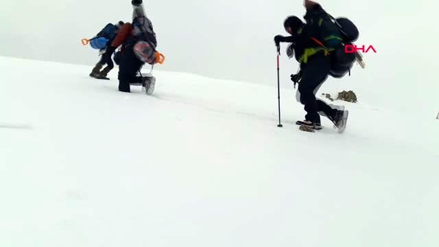 Sivas 3 bin rakımlı kösedağ'ın zirvesine şehitler için türk bayrağı diktiler