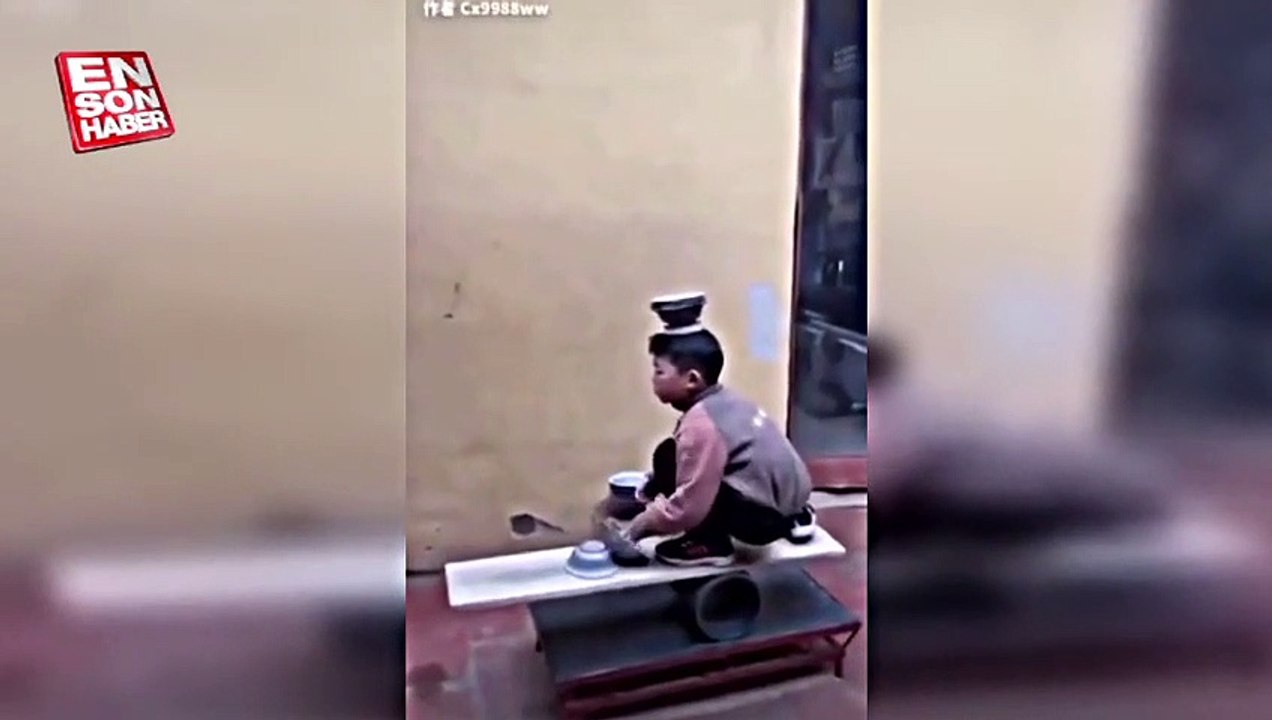 Çinli çocuğun denge gösterisi