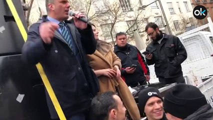 Macarena Olona y Javier Ortega Smith se dirigen a los manifestantes pro equiparación