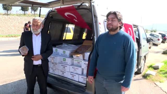 Elmacı dede mehmetçiğe tatlı dağıtmak için memleketi Denizli'den Hatay'a geldi