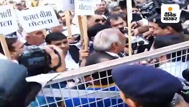 गले में बैनर पहनकर विधानसभा पहुंचे कांग्रेसी विधायक, गेट पर रोका तो अंदर किया हंगामा