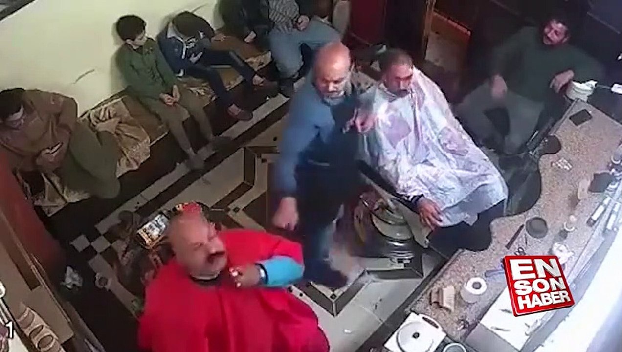 Kuaförde kendini yakan bakımlı adam