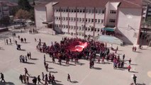 Öğrencilerden Mehmetçiğe Türk bayraklı destek