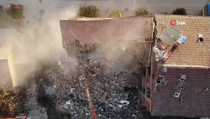 Depremin Ardından Ağır Hasarlı Yapılar Yıkılıyor