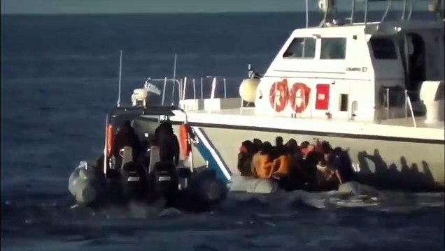 Des gardes-côtes grecques dégagent des migrants