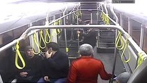 Rahatsızlanan kadın halk otobüsüyle hastaneye götürüldü