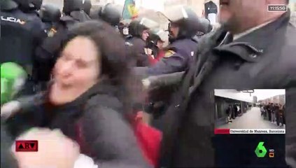 María Llapart, fuera de sí en la manifestación por la equiparación salarial