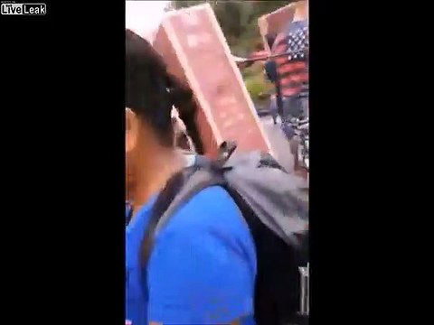 Ils partent avec les TV transportées par ce camion renversé sur la route !