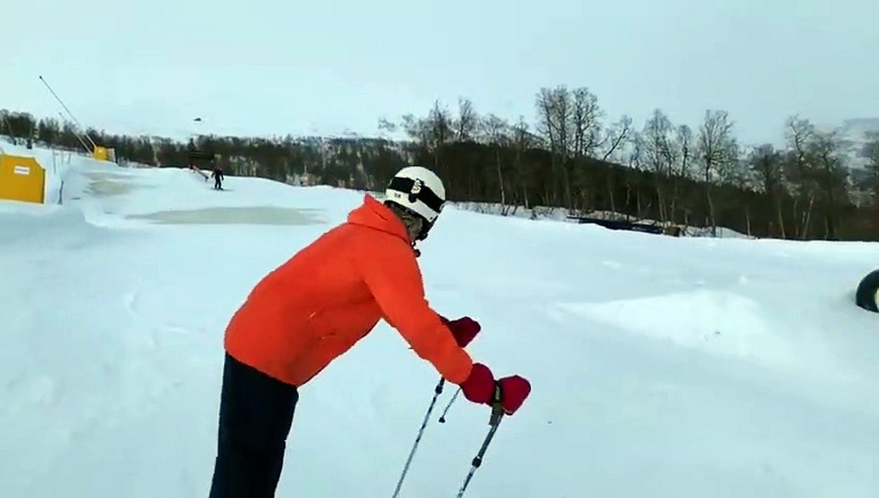 Double chute en ski sur une rampe !