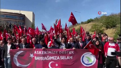 Binlerce öğrenci metrelerce uzunluktaki bayrakla askere destek için yürüdü