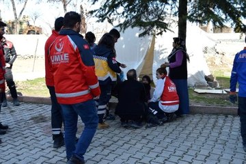 Hasar gören evine anten almak için giren depremzede, binadaki çökme sonucu hayatını kaybetti
