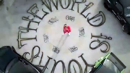 Προκαλεί ο Light στο νέο του video clip – Πετάει λεφτά σε παιδιά