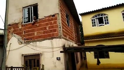 Idosa de 91 anos está há dois dias presa no segundo andar de casa em Viana