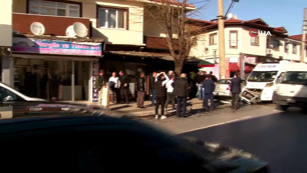 Sakarya’da okul servisi ile otomobil çarpıştı: 4’ü çocuk 6 yaralı
