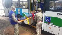 Mulher fica ferida ao cair dentro de ônibus do transporte coletivo, no Bairro Periolo