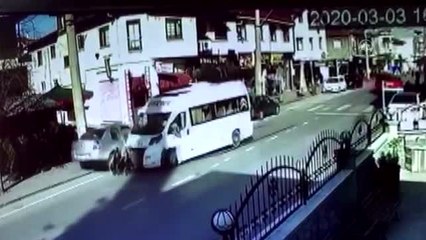 (Güvenlik Kamerası) Okul servisi ile otomobil çarpıştı: 4'ü çocuk 6 yaralı