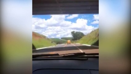 Internautas reclamam de manobra irregular realizada por motorista