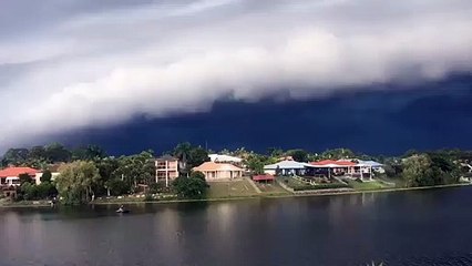 Un nuage d'orage terrifiant approche à toute vitesse sur la Gold Coast en Australie