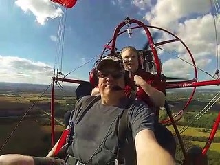 Ils cassent le moteur de leur paramoteur en plein ciel et réussissent à atterrir d'une façon géniale