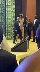 Coronavirus : Quand Macky Sall refuse de serrer la main aux officiels