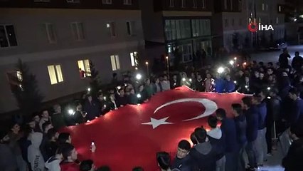 Uşak'ta öğrenciler yurt ışıkları ile "Mehmetçik" yazdı