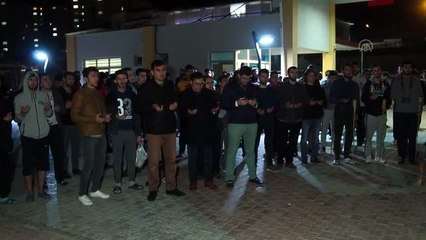 Öğrenciler yurt ışıklarıyla "Mehmetçik" yazdı
