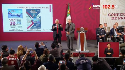 AMLO compra primer boleto para rifa de avión