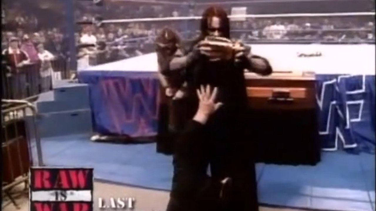 (ITA) Mankind vuole bruciare The Undertaker (WWF RAW 1997)